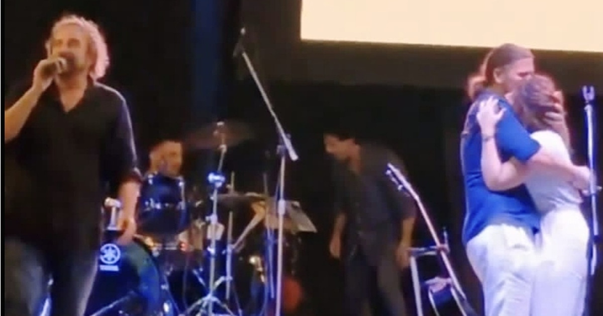 L'abbraccio di Stefano e Chiara sul palco con Tony Tammaro