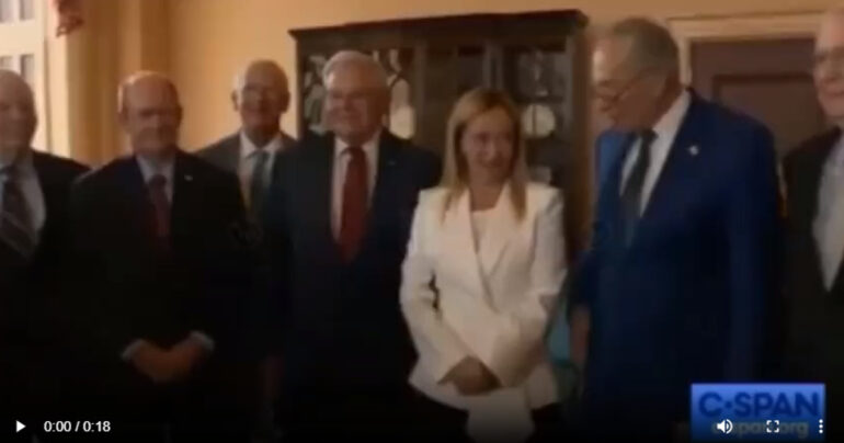 Meloni e la Gaffe Tricolore: Sorprendente!