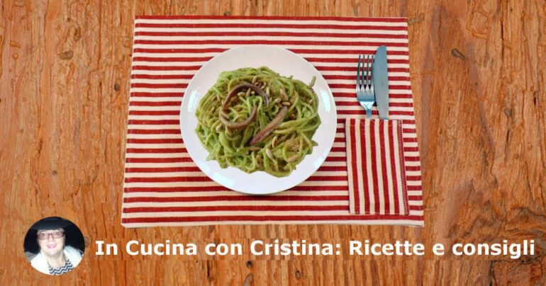 Spaghettoni estivi con crema di zucchine, acciughe e pinoli