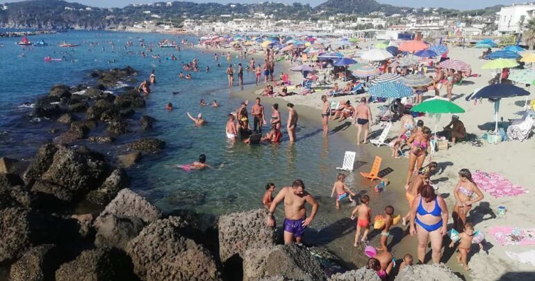 Spiaggia della Chiaia a Forio Ischia: 53enne si spoglia nudo davanti a bagnanti e bambini