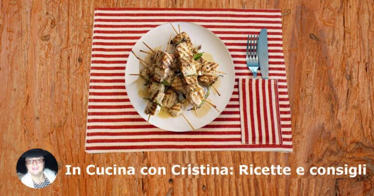 Spiedini di pesce spada alla griglia con salsa di limone