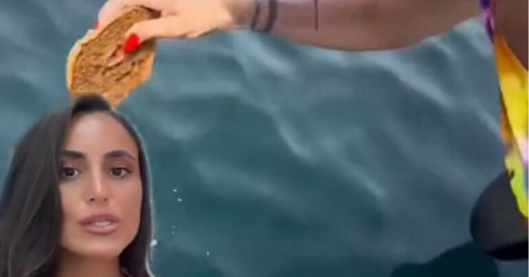 Titti Menditto, influencer partenopea, mangia una fresella bagnata in acqua di mare: bufera social e sua risposta in video