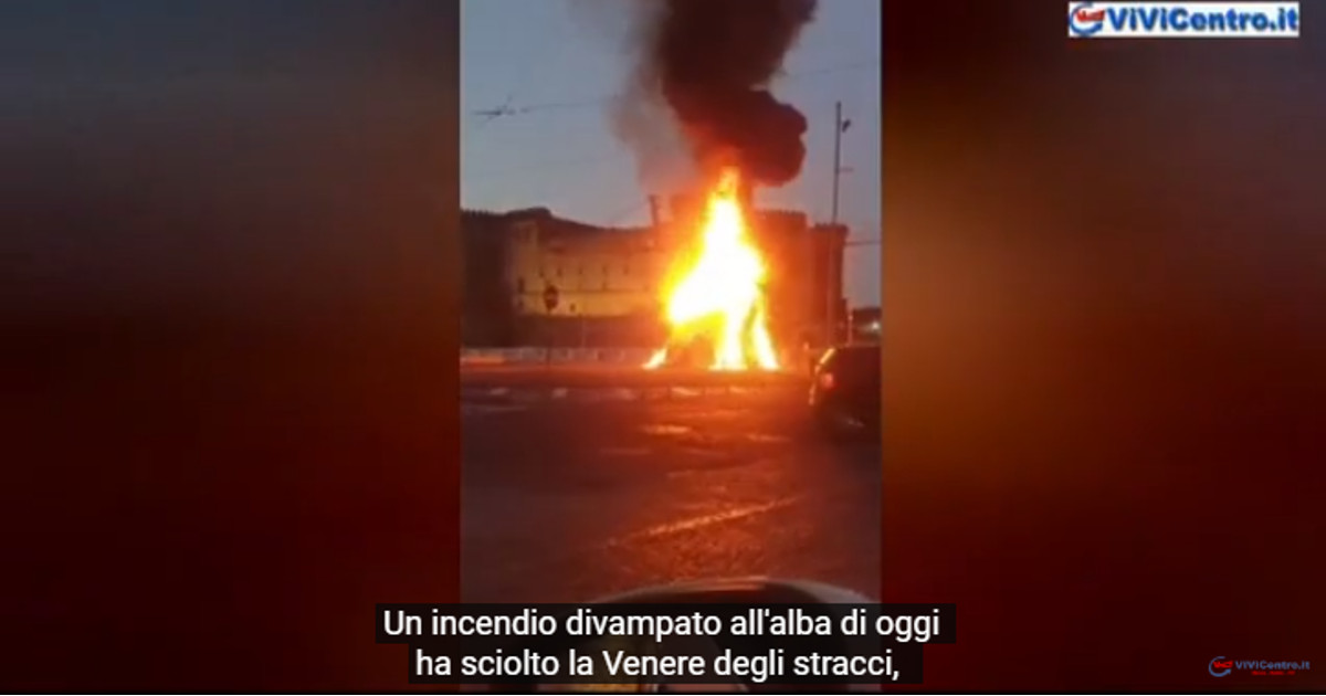 Venere degli stracci di Pistoletto in fiamme a Napoli