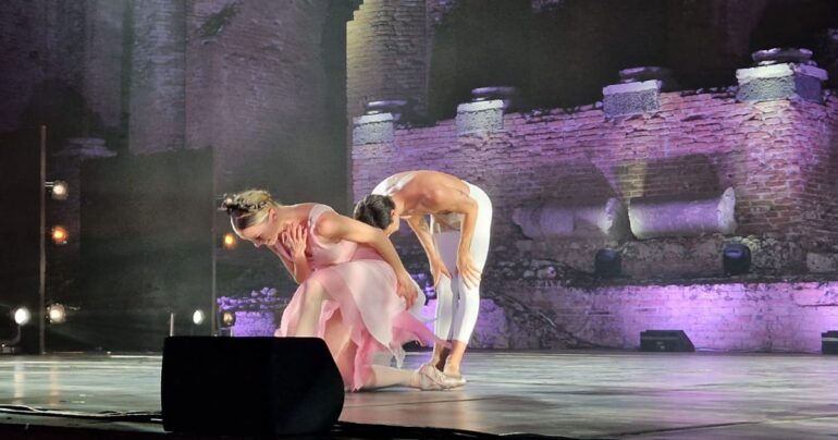 Taormina, Eleonora Abbagnato e la figlia incantano al Teatro Antico