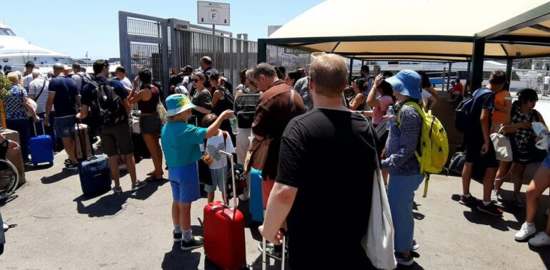 Caos e disagi al molo Beverello: il caldo estivo mette a dura prova i viaggiatori