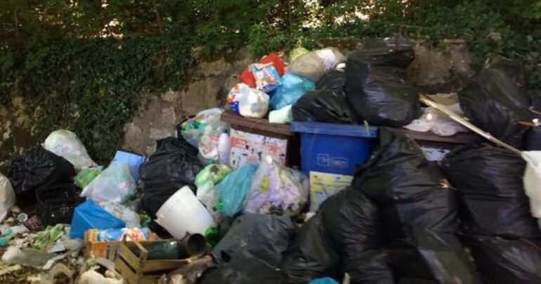 Castellammare di Stabia sommersa dalla spazzatura