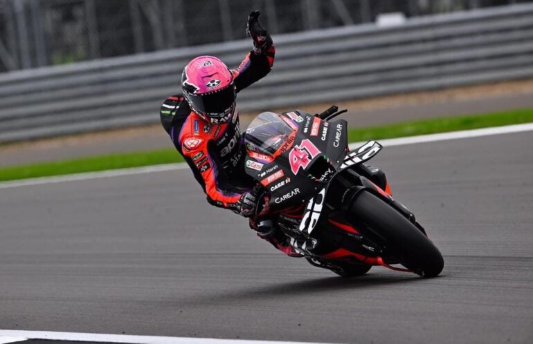 Aleix Espargaro vince Silverstone con un sorpasso capolavoro!