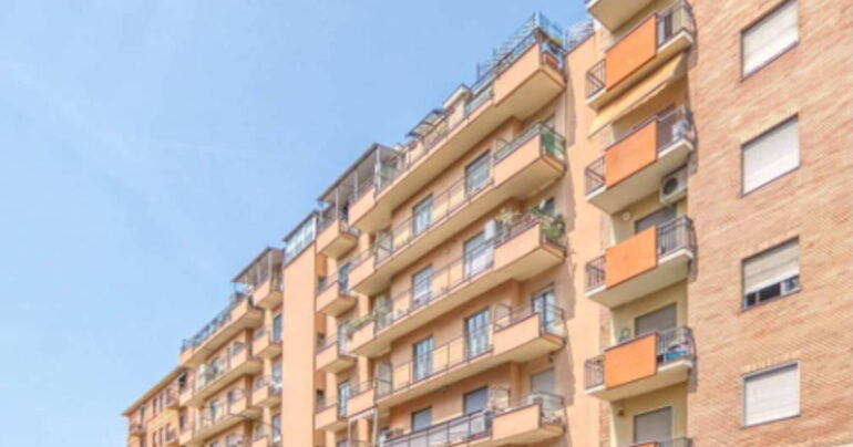 Bambina Caduta dal 5° Piano Presa al Volo da Un Passante: Salva!