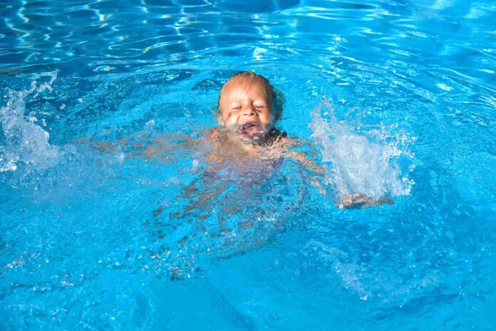 Bambino Risucchiato dallo scarico della piscina - Depositphotos_369296976_L