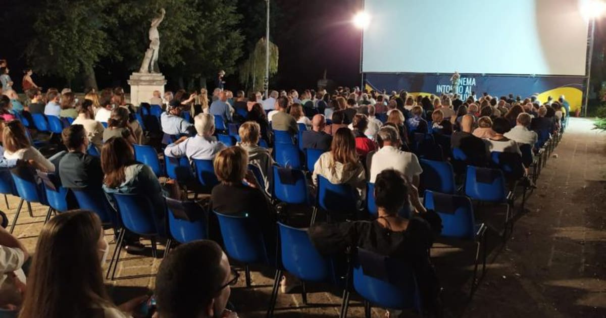 Cinema Estivo a Napoli: Stelle, Film e Emozioni!
