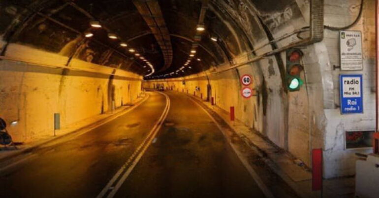 Moto contro destino: Incidente motociclistico choc nella galleria Privati a Castellammare di Stabia!