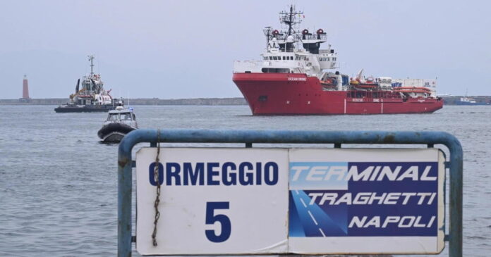 I 254 migranti a bordo della Ocean Viking ballano e applaudono per l’arrivo a Napoli