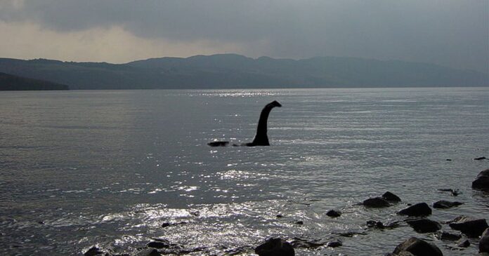 La leggenda di Nessie, il Mostro Di Loch Ness, si risveglia! Centinaia di volontari si preparano per la caccia al mostro più famoso