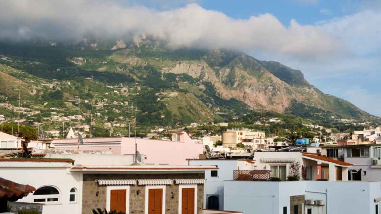 Ischia, ancora fiamme sul monte Epomeo