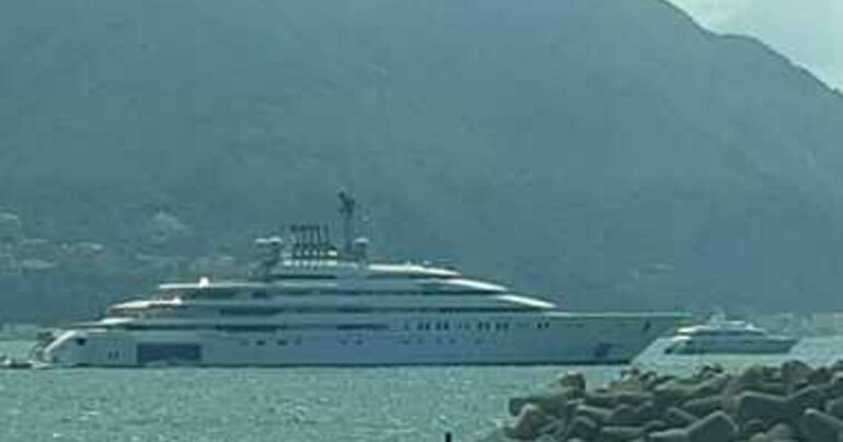 Opera: L’Icona dei Mega Yacht è in porto a Castellammare di Stabia