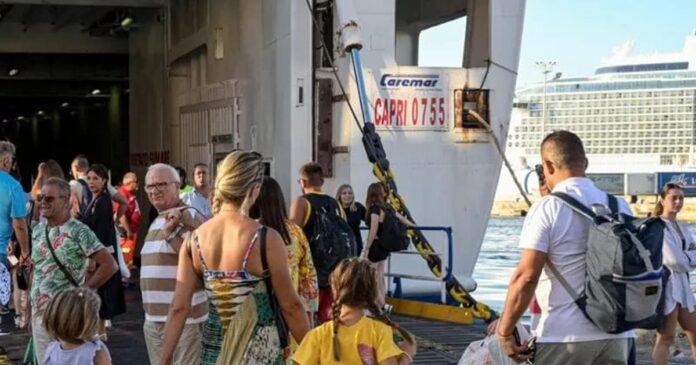Passeggeri al Molo Beverello a Napoli sono scontenti dei ticket online! Code, confusione e critiche