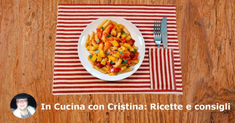 Pasta con zucchine peperoni cipolla rossa