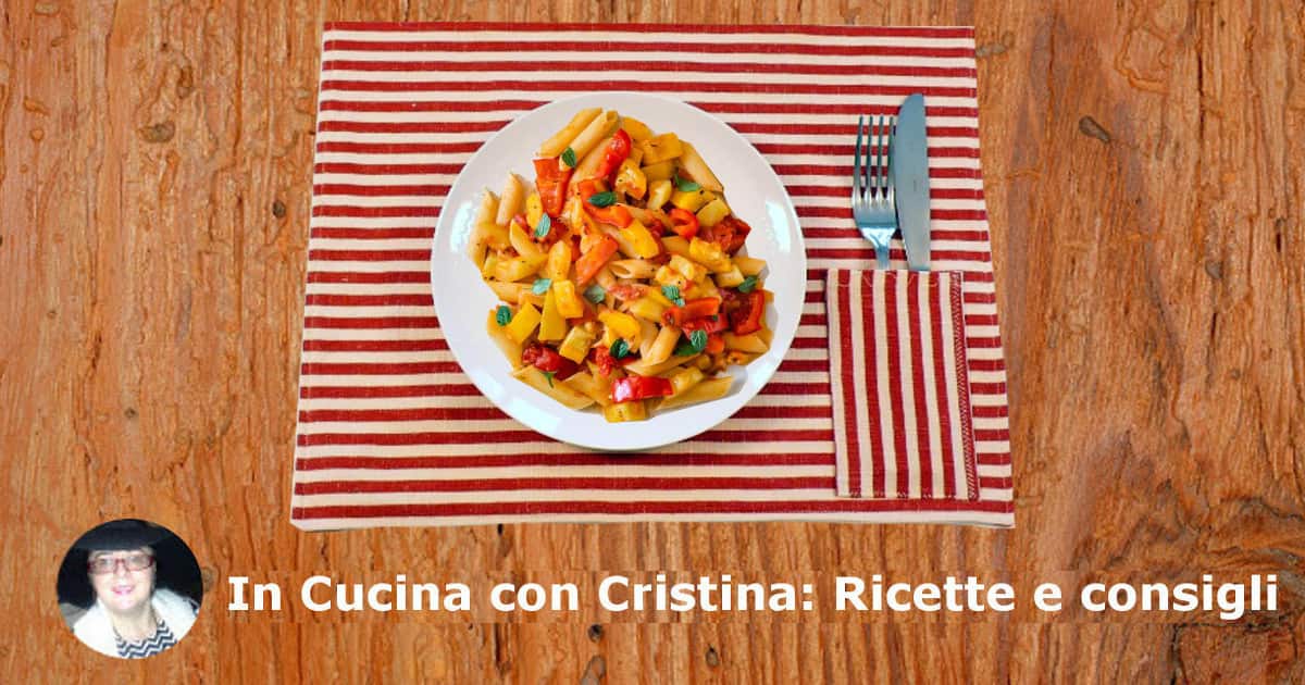 Pasta con zucchine peperoni cipolla rossa