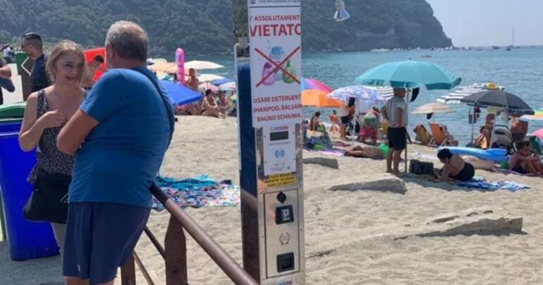 Proteste a Ischia per Docce a Pagamento sulla Spiaggia Libera di Citara!