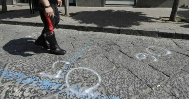 Spari, Sorrisi e Segreti: Il Mistero Giovane