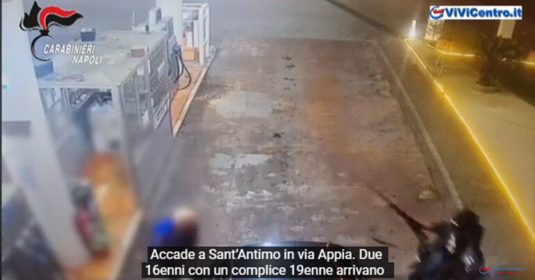 3 Giovanissimi armati Assaltano Distributore per rapinarlo! VIDEO