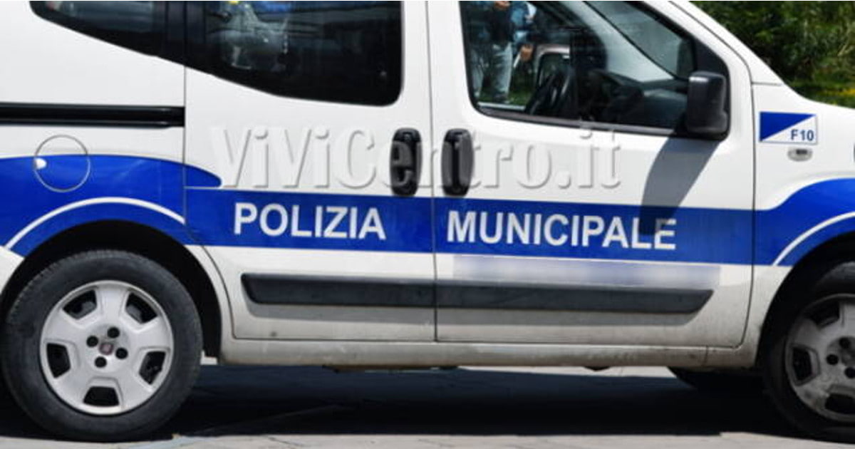 Vigili inseguono ladra in taxi