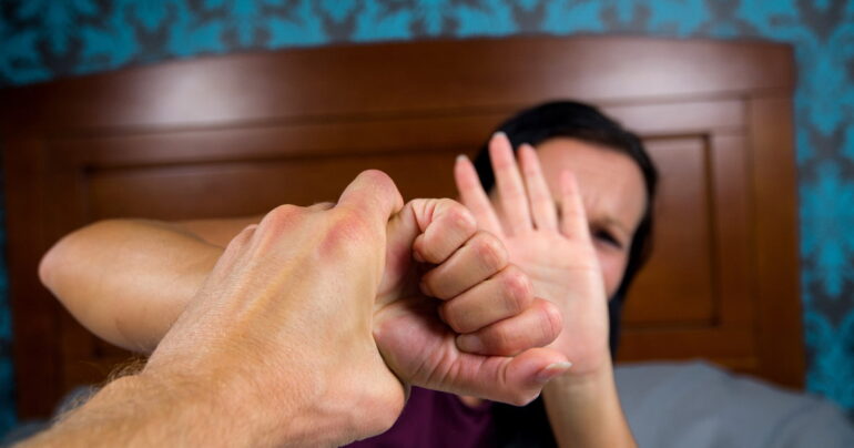 Violenza domestica a Pompei, compagna costretta a subire abusi: scatta l’allontanamento per il compagno