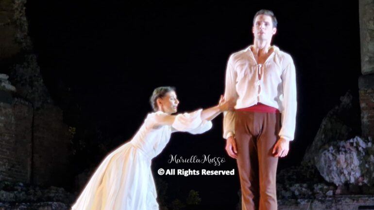 Jacopo Tissi ammalia al Teatro Antico di Taormina