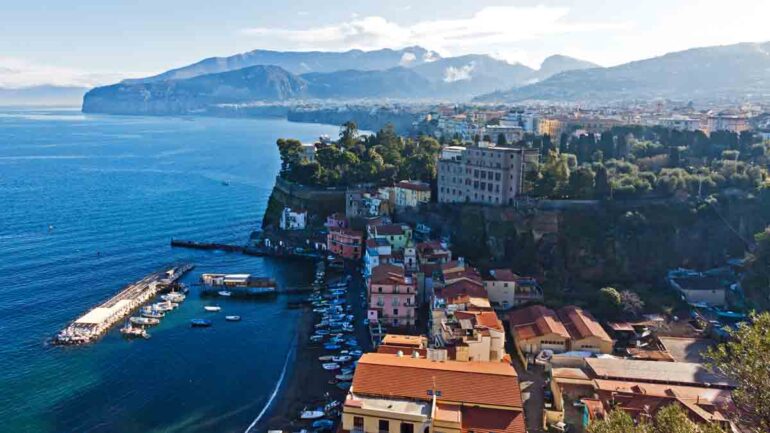Sorrento, ancora un furto di colla per dentiere. Cosa c’è dietro questa pratica?