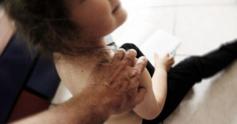 Abusi su Minore nel Napoletano: Coppia Indagata