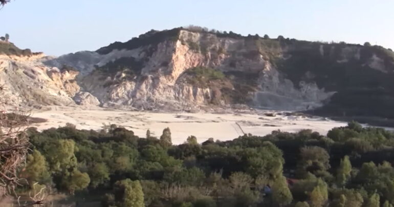 Scosse Vulcaniche nei Campi Flegrei: Incertezza e Necessità di Evacuazione