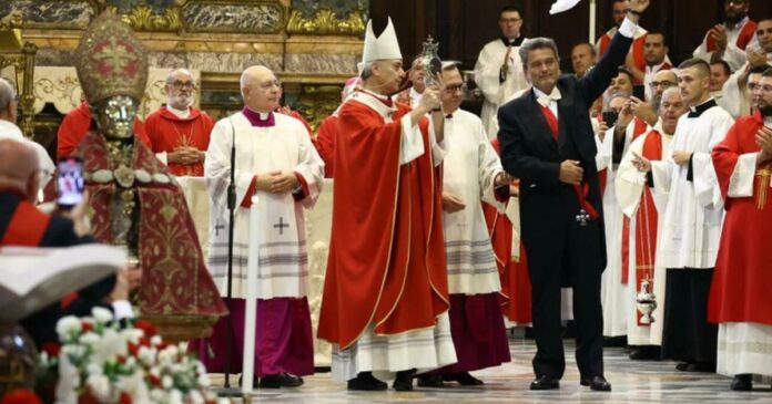 L'arcivescovo Battaglia annuncia la liquefazione del sangue di San Gennaro, suscitando gioia tra i napoletani
