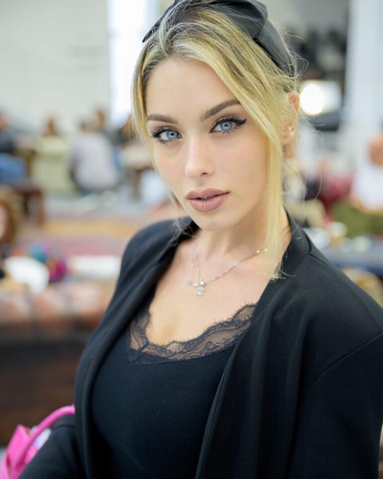 Lorih Caradonna in black alla Fashion Week