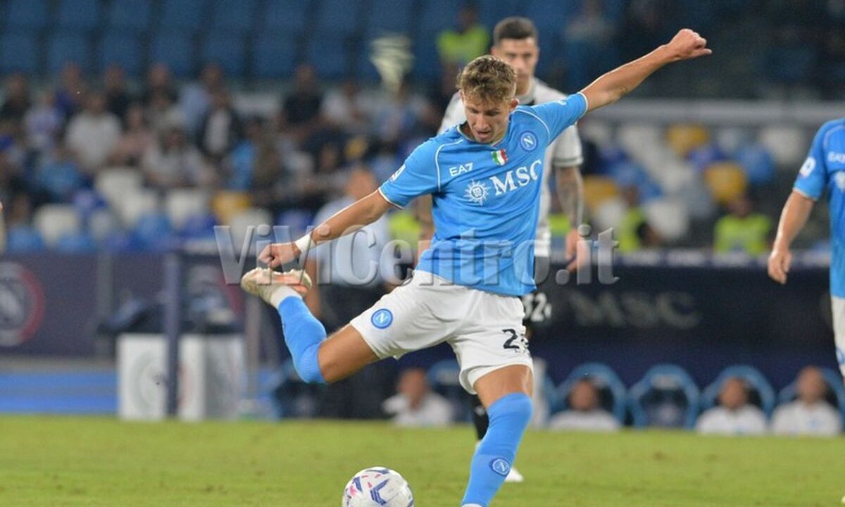 Napoli, fatta per Ostigard al Rennes. Ufficiale Lindstrom all’Everton