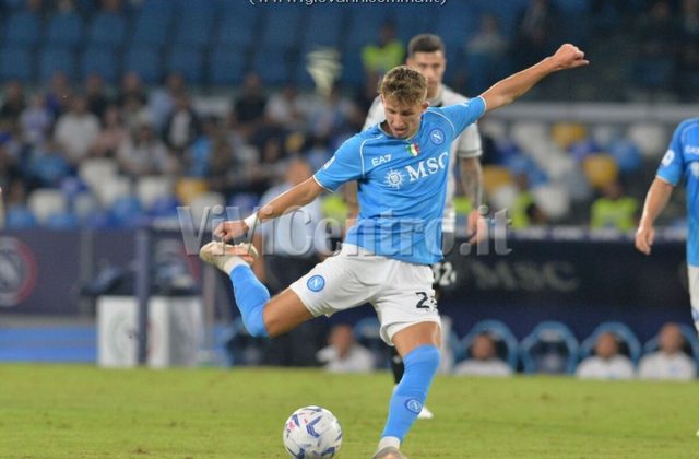 Napoli, fatta per Ostigard al Rennes. Ufficiale Lindstrom all’Everton