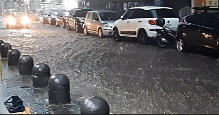 Napoli sotto l’acqua: Pioggia Intensa e Allagamenti nel Caos Autunnale