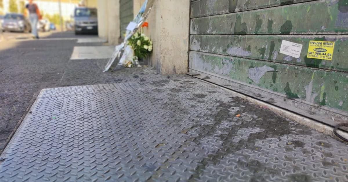 Omicidio di Giovanbattista Cutolo, I fiori sul luogo dell’omicidio