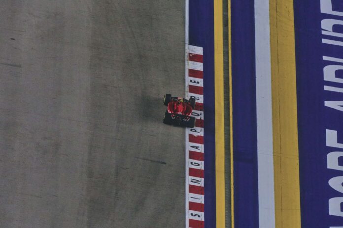 Carlos Sainz prende la pole durante le qualifiche del GP di Singapore