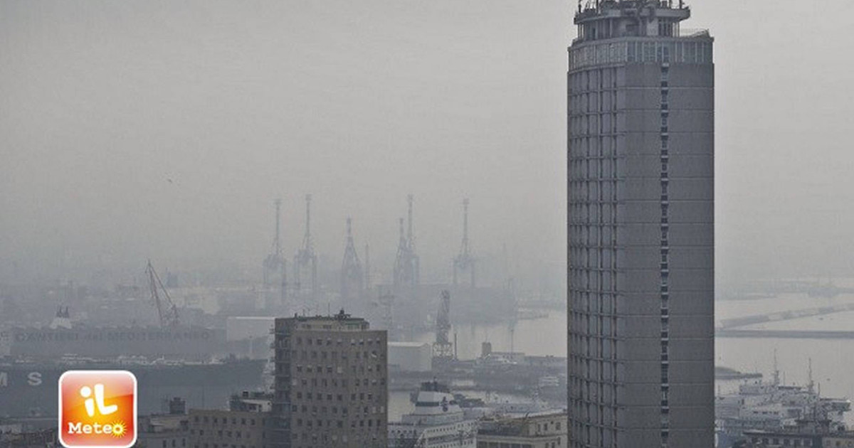 Napoli nebbia, foschia, poco nuvoloso