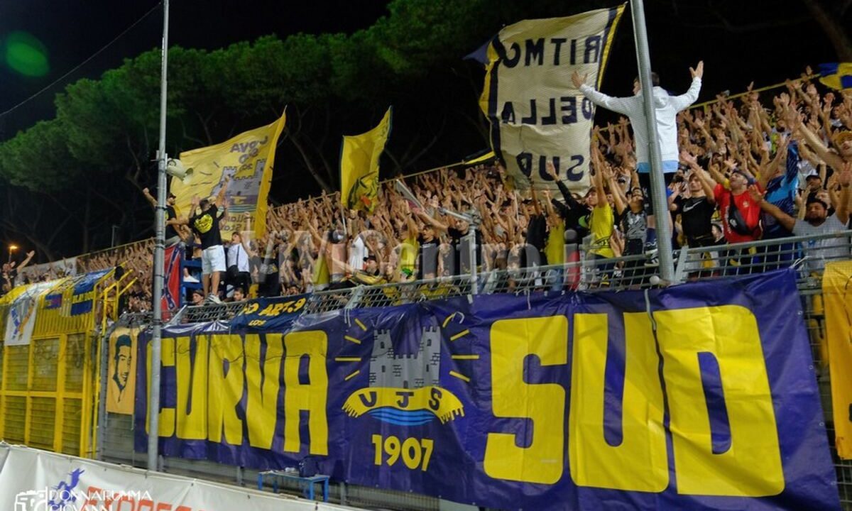 Brindisi – Juve Stabia, la Curva Sud dice basta a questo teatrino