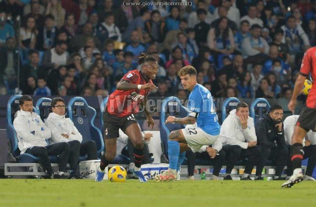 L’azzurro pensiero AFREDDO: Il Napoli dedica la vittoria sul Milan al piccolo Diego e tallona l’Inter
