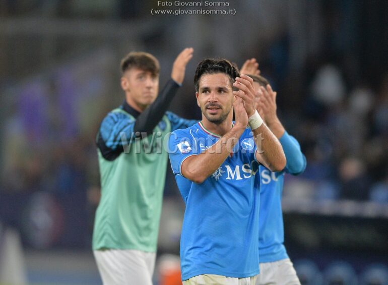 L’AZZURRO PENSIERO ESTIVO. Il Cholito saluta la piazza. Un talento del Barça è il sogno