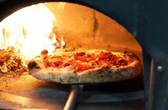 Napoli, pizzaiolo accoltella collega e fugge: caccia all’uomo in corso