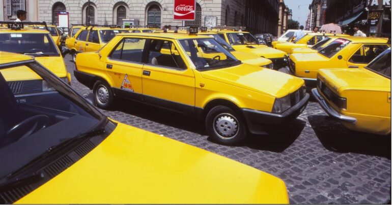 Taxi di un Tempo: Il Fascino della Roma Passata