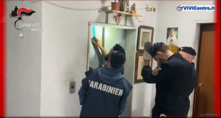 Rione Savorito a Castellammare di Stabia: Armi e droga rinvenute nei condomini VIDEO