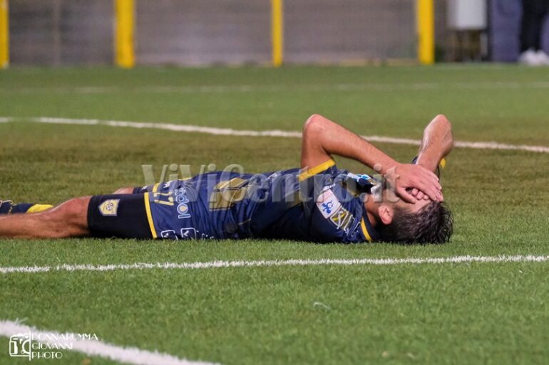 Juve Stabia e la sconfitta amara del Marassi: Le Vespe lontano dal Menti si confermano fragili