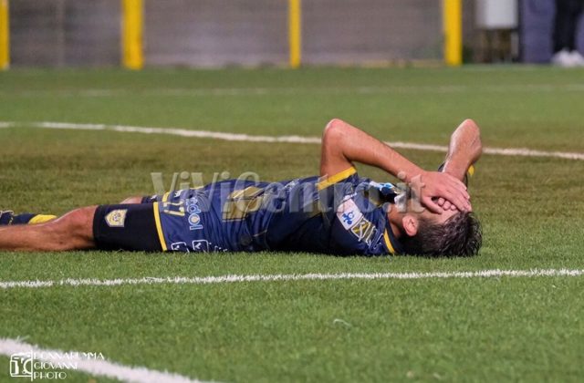 Juve Stabia e la sconfitta amara del Marassi: Le Vespe lontano dal Menti si confermano fragili