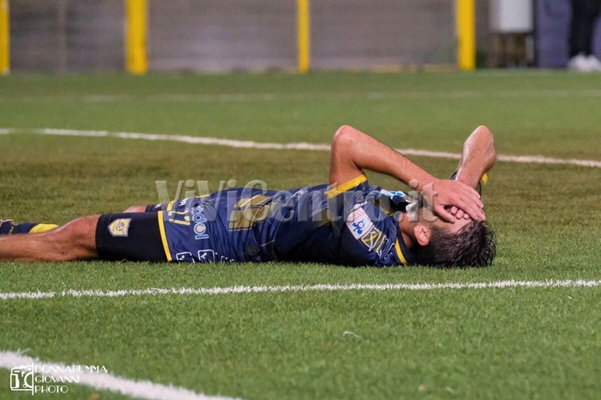 Juve Stabia e la sconfitta amara del Marassi: Le Vespe lontano dal Menti si confermano fragili