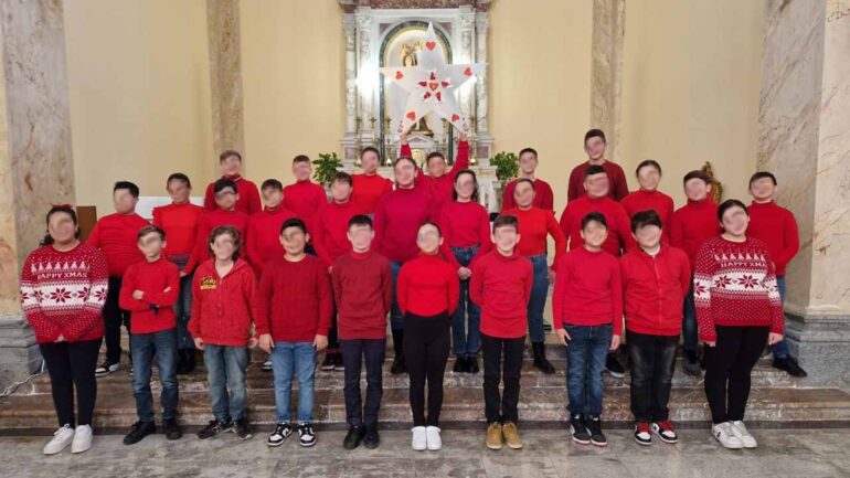 Un Natale di Condivisione e Creatività tra i Banchi di Scuola