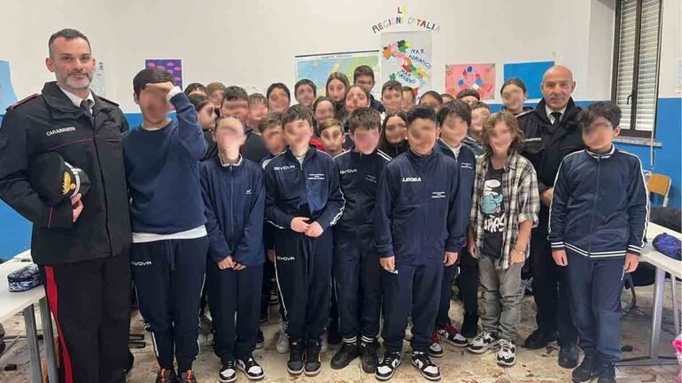 “Incontro tra Scuola e Carabinieri: Un Fronte Comune Contro Bullismo, Cyberbullismo e Stupefacenti”